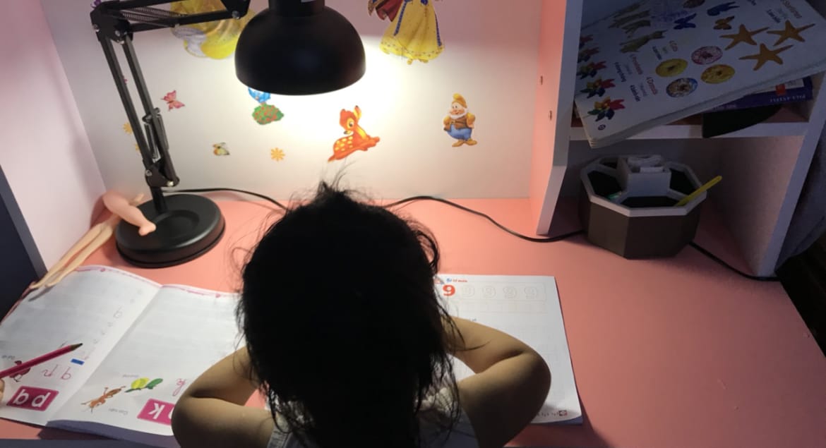 Nên lựa chọn loại đèn học nào cho trẻ học tại nhà